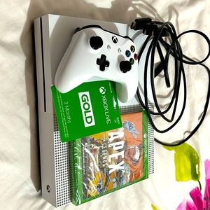 Xbox one used twice, with 3 month Xbox live gold card, and Apex Legend game